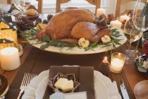 Dinde rôtie sur table de Noël — Photo de stock