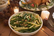 Bohnen mit Mandeln und gebratenem Truthahn — Stockfoto
