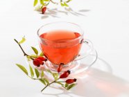 Thé rose musquée dans une tasse — Photo de stock