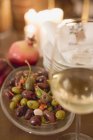Мариновані оливки з каперсами на скляній тарілці — стокове фото