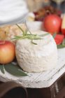 Goat's cheese and apples — Stock Photo