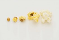 Повністю вискочив попкорн — стокове фото