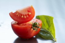 Кусочки красного помидора — стоковое фото