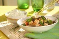 Tofu y verduras con arroz - foto de stock