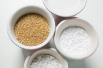 Gros plan vue de dessus de quatre types différents de sucre — Photo de stock