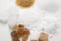 Primo piano vista dall'alto di vari tipi di zucchero — Foto stock