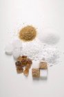 Verschiedene Arten von Zucker auf weißer Oberfläche — Stockfoto