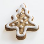 Biscuit d'arbre de Noël avec glaçage blanc — Photo de stock