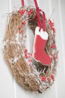 Coroa da porta de Natal com bota vermelha — Fotografia de Stock