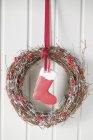 Corona de puerta de Navidad con bota roja - foto de stock