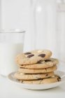 Biscuits aux pépites de chocolat et verre de lait — Photo de stock