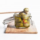Зелені оливки в консервній банці — стокове фото
