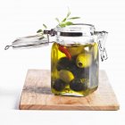 Мариновані зелені та чорні оливки в банці — стокове фото