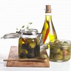 Eingelegte Oliven in Gläsern — Stockfoto