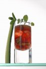 Rotes Getränk mit Gurke im Glas auf weißem Hintergrund — Stockfoto
