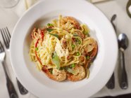 Linguine pasta with shrimps — Stock Photo