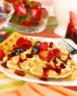 Waffles Coberto com morangos — Fotografia de Stock