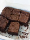Brownies de chocolate en estaño para hornear - foto de stock