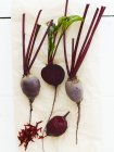 Peeled and unpeeled beetroots — Stock Photo