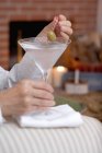 Bar tendre tenant verre de Martini — Photo de stock