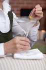 Bar tendre tenant verre de Martini — Photo de stock