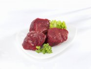 Filetes de bisão fresco em prato — Fotografia de Stock