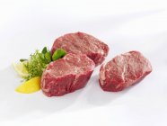 Bifes de filé de carne crua — Fotografia de Stock