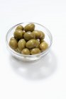 Grüne Oliven in kleiner Glasschale — Stockfoto