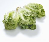 Три зеленых салатных сердца — стоковое фото