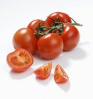 Свіжі стиглі червоні помідори — стокове фото