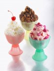 Gelati e gelati in piatti retrò — Foto stock