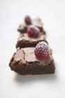Fila de brownies con frambuesas - foto de stock