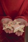 Criança segurando biscoitos de Natal — Fotografia de Stock