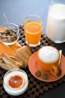 Desayuno Italiano en la mesa - foto de stock