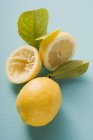 Fresh ripe lemons with leaves — Stock Photo