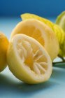 Limones reducidos a la mitad y exprimidos - foto de stock