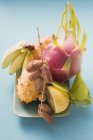 Frutas naturaleza muerta en el plato - foto de stock