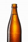 Пляшка пива з краплями води — стокове фото