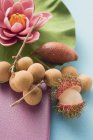 Früchte und Seerose — Stockfoto