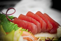 Свежий сашими из тунца — стоковое фото