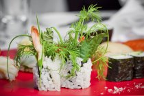 Erbe fresche nel sushi maki — Foto stock
