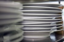 Тарілки на комерційній кухні — стокове фото