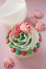 Cupcake mit Weihnachtsdekoration und Pfefferminzen — Stockfoto