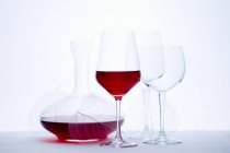 Copa de vino tinto y jarra - foto de stock