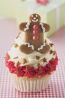 Cupcake with gingerbread man — Stock Photo