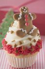 Cupcake with gingerbread man — Stock Photo