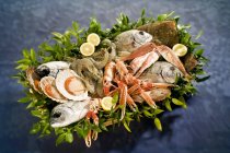 Приготовленная рыба и морепродукты в корзине — стоковое фото