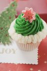 Cupcake decorado para o Natal — Fotografia de Stock