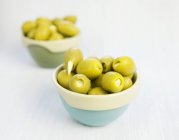 Зеленые оливки, наполненные миндалем — стоковое фото