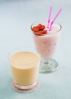 Batido de fresa y bebida de yogur de melocotón - foto de stock